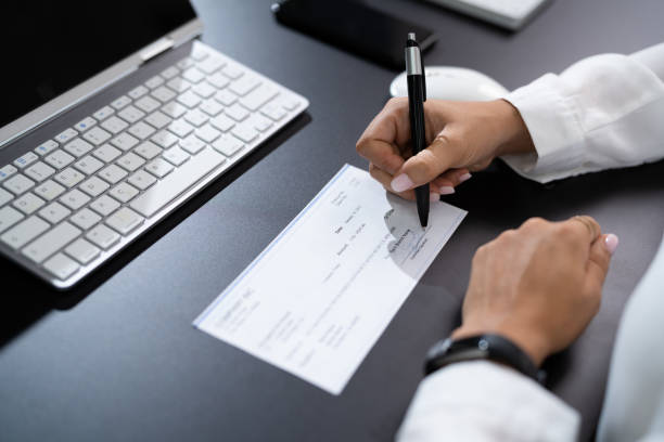 How to Choose the Best Cheque Bounce Lawyer for Dwarka Court When a Payment Dispute Turns Legal